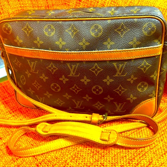 WOW POSHMARK Authentic Louis Vuitton GM Crossbody Bag = FESTIVAL & CONCERT TIME - Picture 5 of 15